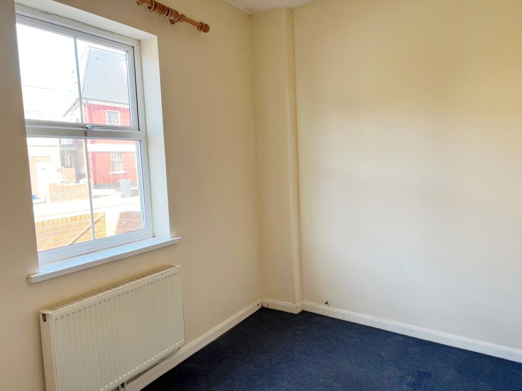 Lot: 39 - ONE-BEDROOM FLAT WITH PARKING - Bedroom